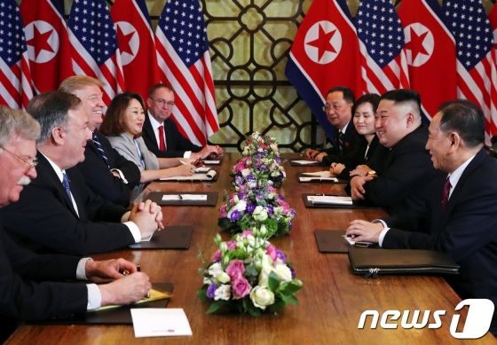 도널드 트럼프 미국 대통령과 김정은 북한 국무위원장이 28일(현지시간) 베트남 하노이 소피텔 레전드 메트로폴 호텔에서 마이크 폼페이오 국무장관, 김영철 노동당 부위원장을 시키고 확대 정상회담을 하고 있다. © 로이터=뉴스1  <저작권자 © 뉴스1코리아, 무단전재 및 재배포 금지>
