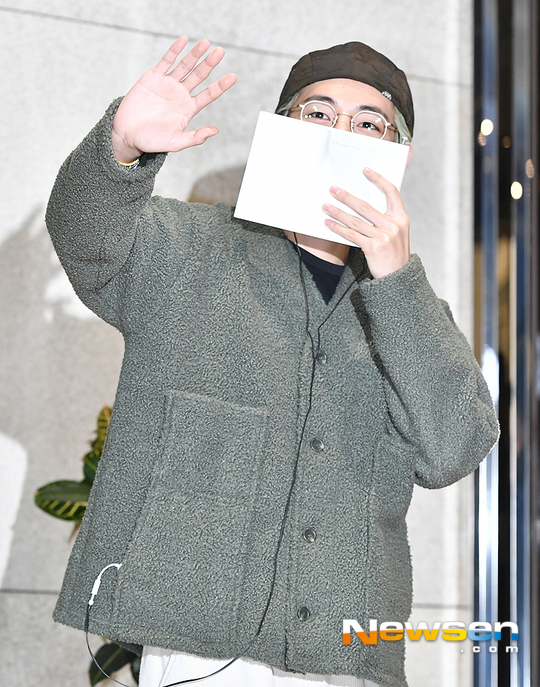 The book read by group BTS member Bü is a hot topic.BTS returned home via Gimpo International Airport after a Japanese Fukuoka tour on February 18.Many local reporters gathered to take pictures of BTS returning home, among which Bü was covering some of his face with a book he was reading.BTS fans said that the book that Vu was holding was the inner work of the horse and is showing a keen interest in the book.Planet B, a book publisher, said through official SNS, Tae-hyung is not reading the inner work of the horse, but it is pretty to say that he is just trying to attract people and attract more.hwang hye-jin
