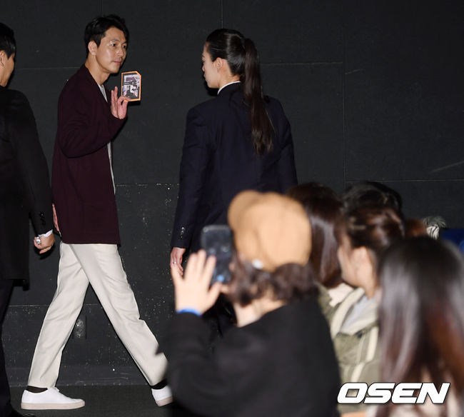 Actor Jung Woo-sung is giving a hand-in-hand greeting at the stage greeting of the movie Witness (director Lee Han) held at CGV Yongsan I-Park Mall in Seoul on the afternoon of the 3rd.