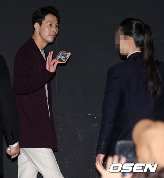 Actor Jung Woo-sung is giving a hand-in-hand greeting at the stage greeting of the movie Witness (director Lee Han) held at CGV Yongsan I-Park Mall in Seoul on the afternoon of the 3rd.
