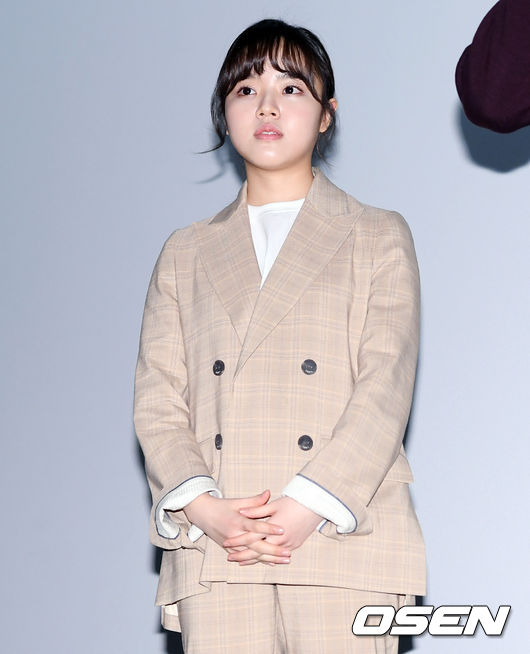 Actor Kim Hyang Gi attends the stage greeting of the movie Witness (director Lee Han) at CGV Yongsan I-Park Mall in Seoul on the afternoon of the 3rd and looks at fans.