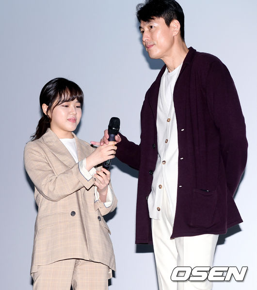 Actor Kim Hyang-ki - Jung Woo-sung is giving a greeting to his fans at the stage greeting of the movie Witness (director Lee Han) held at CGV Yongsan I-Park Mall in Seoul on the afternoon of the 3rd.