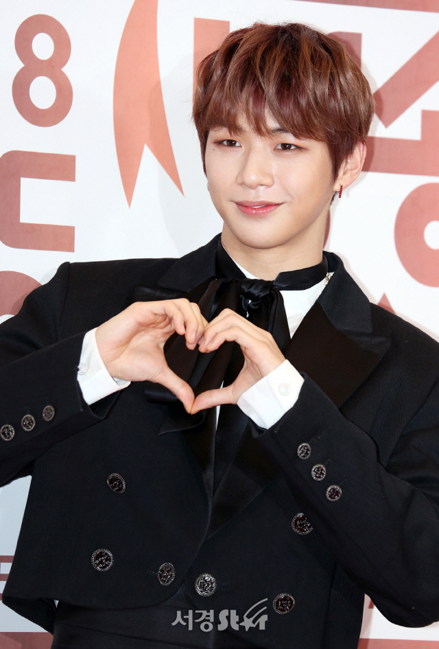 According to the music industry on March 3, Kang Daniel sent a proof of content to his agency LM Entertainment at the end of January and informed him that he would consider the contract terminated if he did not revise and consult the contract by the end of February.LM is a new agency belonging to Yoon Ji-sung and Kang Daniel from Wanna One.However, LM said, It is a misunderstanding between the company and the artist, and it is not a proof of the termination of the exclusive contract. We will do our best to communicate actively and make a good agreement.The news spread rapidly in the music industry a month ago.I know that Kang Daniel has not contacted his agency and responded to the consultation after sending proof of content, said a K-pop official who knows the situation well.Two people then began to be mentioned in connection with the movement of Kang Daniel.A, who became an agent, is a middle-aged woman who was informed by Kang Daniels introduction to Big Bang victory last year when he visited Hong Kong.A, who has become acquainted with Kang Daniel, is said to have sought investment in Korea and has been willing to invest in Mr. B, who is called big hand in the entertainment industry.However, Mr. B is said to have expressed his intention that he is not trying to recruit Kang Daniel when these rumors spread.The solo activity was also red lighted as Kang Daniel had a conflict with his agency, as he failed to find a consensus with his agency and the album preparations did not go as planned.Kang Daniel is ranked # 1 in Mnet Produce 101 Season 2, and has a fandom that covers the age group as a Wanna One Center.After the last concert of Wanna One at the end of January, he was scheduled to return to his agency and make his solo debut in April.