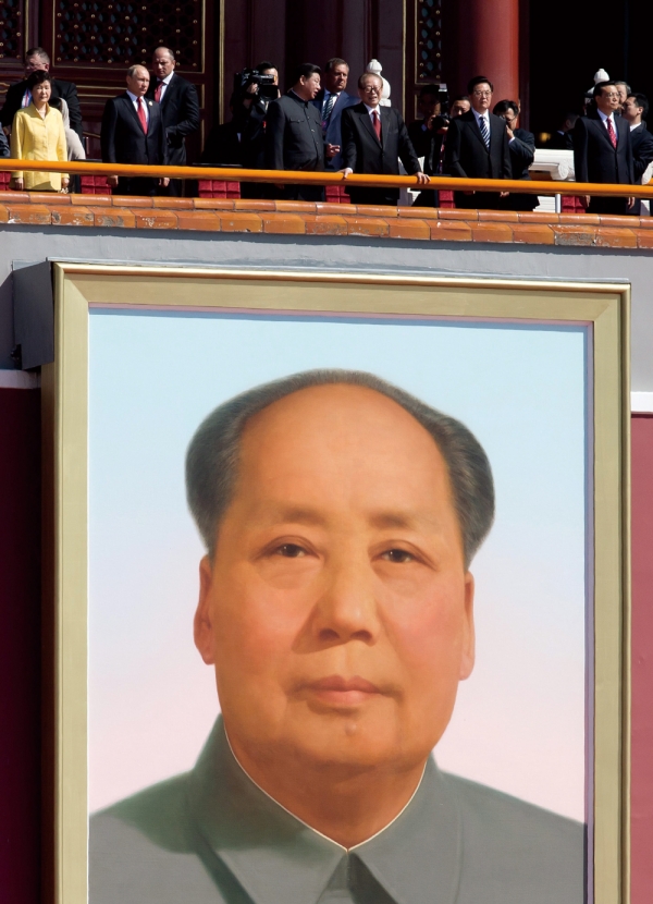 시진핑 중국 국가주석이 2015년 세계 2차대전 승전 70주년 기념일에 마오쩌둥 전 주석의 초상화 앞에 서 있다. ⓒ EPA 연합