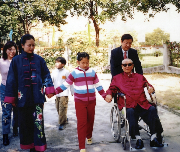 시진핑 중국 국가주석이 아버지 시중쉰 등 자신의 가족과 함께 산책을 하고 있다. ⓒ Xinhua 연합