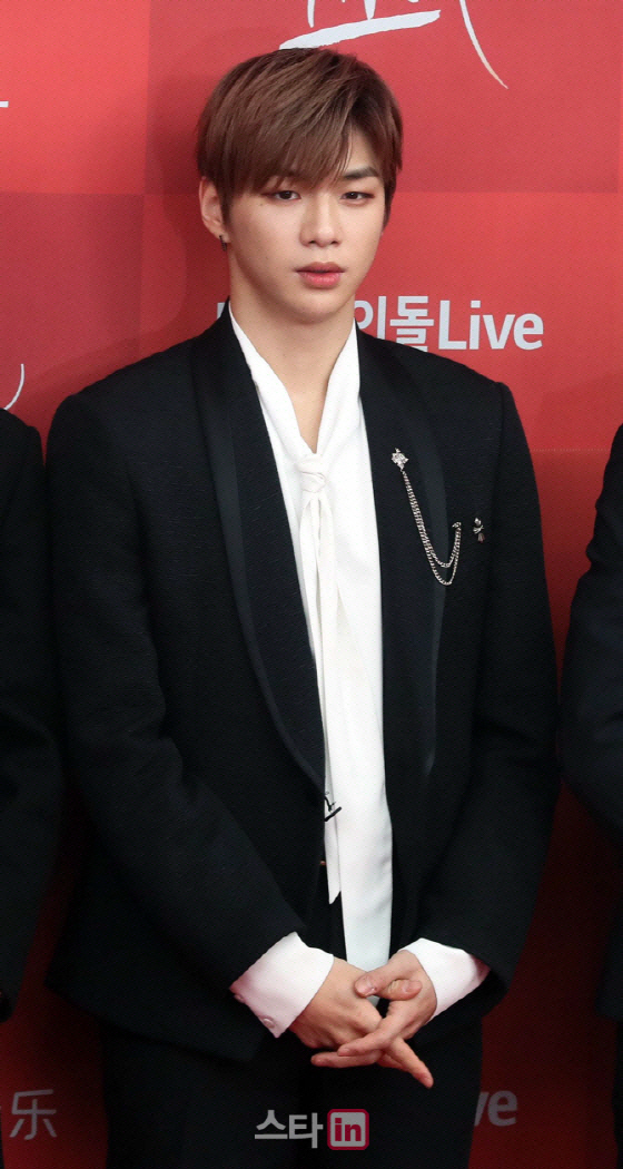 Kang Daniel said in a heart-to-heart article on his fan cafe on March 3, I am in conflict with LM Entertainment like a knight.I asked my agency to transfer my SNS account, but (in my agency) refused, Kang Daniel said. And there was an article about the dispute, he explained.I was very embarrassed when the malicious speculative articles that were not true began to be reported, Kang Daniel said. I was encouraged to open a personal Instagram account at 12:00 p.m. tomorrow (4th).I thought about this decision a lot and thought about it. It was really purely for me and my fans. Trust me. The truth will be known. It was previously known that Kang Daniel had sent a proof of content to his agency LM Entertainment, which was focused on the background as it occurred just a month after he returned to his original agency after finishing his Wanna One activities.The following is a special text left by Kang DanielHi, this is Kang Daniel.First, I thank the fans who trusted me for a month or so and I am sorry to have told you through a bad article.Like the article that suddenly went out today, I am in conflict with LM Entertainment.I have not been able to show my activities as an SNS, so I have asked my agency to transfer my SNS account in order to convey a little news to many fans.I have been waiting for my agency to voluntarily transfer it to show my fans a better picture, but my agency refused to transfer the SNS account and the article that it is in dispute today came out.I was also very embarrassed when many malicious speculative articles, which were not true during the time of encountering and worrying about articles, began to be reported, but I was encouraged to open my new personal Instagram account at 12:00 tomorrow because there were so many worries and waits for fans who would hurt their minds with untrue stories.I thought a lot about making these decisions, and I really decided for me and my fans.I miss you so much and I want to get back on stage.I was able to endure this difficult time, the words you gave me and the memories of the past.I will do my best to stand in good shape to you.Please trust me and wait a little.You will know the truth.Thank you.bak mi-ae