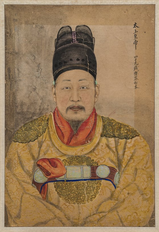 거울을 보는 고종황제 초상과 함께 이번 특별전에 나온 고종황제 어진 초본. 작자 미상. [사진 서예박물관]