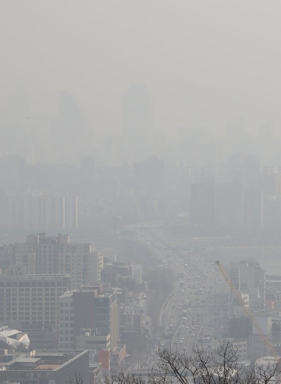 수도권을 포함한 일부 지역에 미세먼지 비상저감조치가 발령된 4일 서울 남산에서 바라본 하늘이 뿌옇다. [연합뉴스]