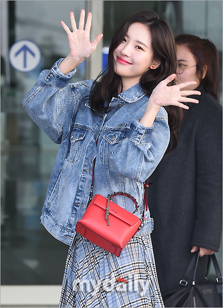 Singer Sunmi left for San Francisco on the afternoon of the afternoon for a world tour performance through Incheon International Airport.