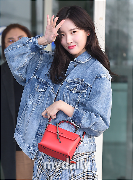 Singer Sunmi left for San Francisco on the afternoon of the afternoon for a world tour performance through Incheon International Airport.