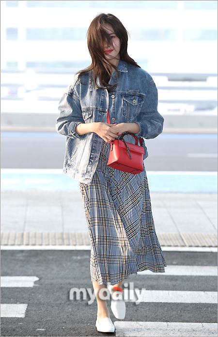 Singer Sunmi left for San Francisco on the afternoon of the afternoon for a world tour performance through Incheon International Airport.