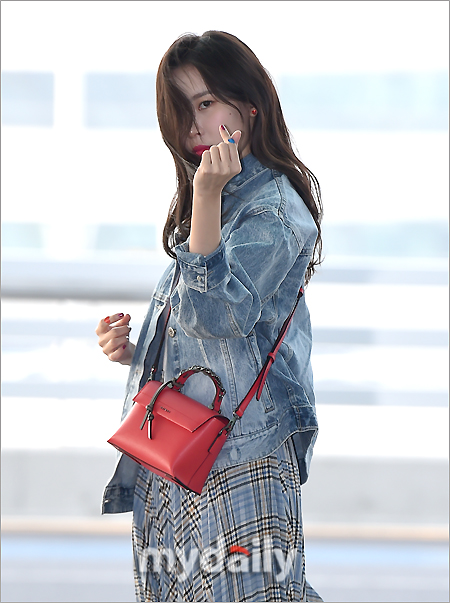 Singer Sunmi left for San Francisco on Saturday afternoon to perform on a world tour through Incheon International Airport; Sunmi, who makes hearts with the wind.