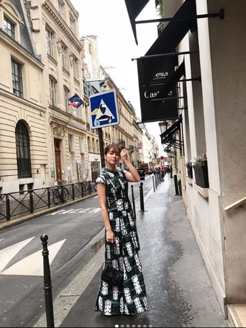 Actor Lee Min-jung captured Paris, France.He posted several pictures on Instagram   on Monday, wearing a long dress with the French accessory brand name.The netizen responded beautiful and doll.Lee Min-jung left for Paris, France, on March 3 for a photo shoot.