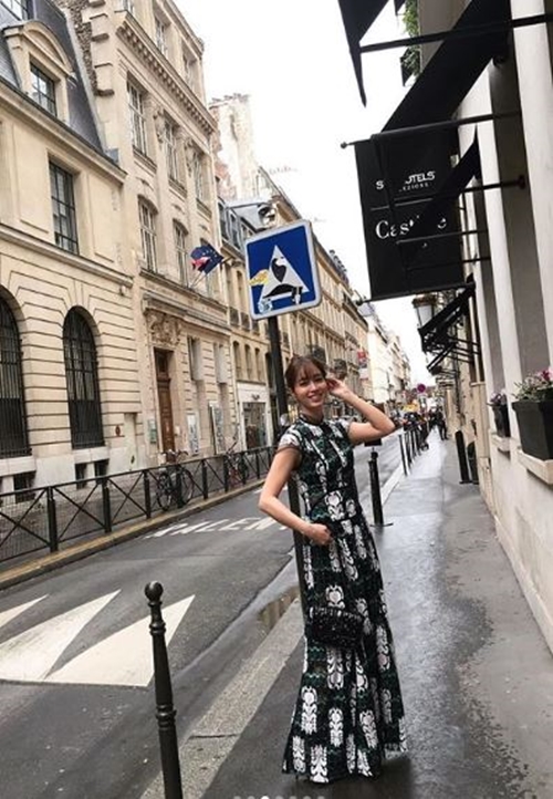 Actor Lee Min-jung captured Paris, France.He posted several pictures on Instagram   on Monday, wearing a long dress with the French accessory brand name.The netizen responded beautiful and doll.Lee Min-jung left for Paris, France, on March 3 for a photo shoot.