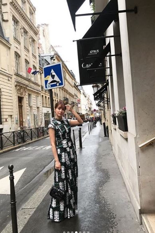 Actor Lee Min-jung captured Paris, France.He posted several pictures on Instagram   on Monday, wearing a long dress with the French accessory brand name.The netizen responded beautiful and doll.Lee Min-jung left for Paris, France, on March 3 for a photo shoot.