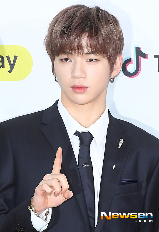 Kang Daniel, a former Wanna One, is in conflict with his agency.On March 3, it was reported that Kang Daniel sent a proof of content to his agency demanding the termination of the exclusive contract.Currently, Kang Daniel is a member of LM Entertainment and moved his agency from MMO Entertainment, which was affiliated with Mnet ProDeuce 101 season 2, to LM Entertainment, a professional entertainment company for Kang Daniel and Yoon Ji-sung, on February 1.As the news came out, LM Entertainment, a subsidiary company, is making every effort to reach a smooth agreement.The agency emphasized that it is not a proof of the termination of the exclusive contract, and that it is a revision of some contract clauses.As speculation continued over Kang Daniels proof of content, Kang Daniel eventually announced that he was in dispute with his agency through an official fan cafe on the night.Kang Daniel asked his agency to transfer his SNS account in his name, but he was rejected and said he would open his new SNS account at 12:00 pm on the 4th.I was so worried about the fans who would hurt my heart with stories that were not true to me, Kang Daniel said. I thought a lot about making these decisions and I really decided for myself and my fans.I want to get back on stage.As the controversy continues, interest in the same agency, Yoon Ji-sung, is continuing.Yoon Ji-sung is a person who has been doing all the moves with Kang Daniel from ProDeuce 101 season 2 to Wanna One activity and current agency.Moreover, as Yoon Ji-sung is releasing his first solo album Aside on February 20, there is a growing concern about whether the dispute between Kang Daniel and his agency will affect the behavior of Yoon Ji-sung.Lee Ha-na