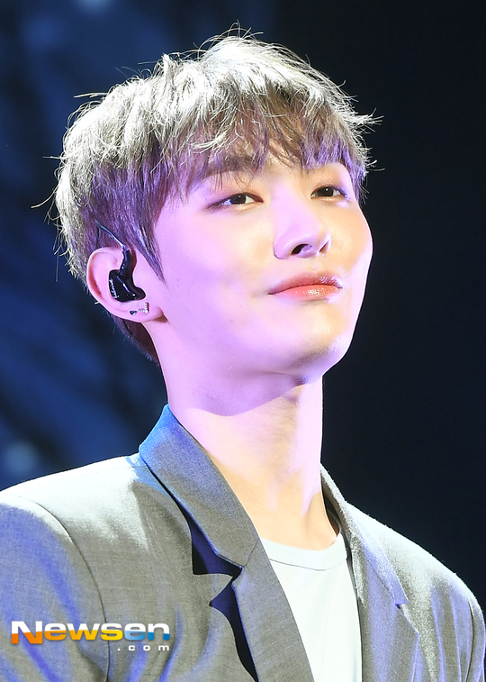 Kang Daniel, a former Wanna One, is in conflict with his agency.On March 3, it was reported that Kang Daniel sent a proof of content to his agency demanding the termination of the exclusive contract.Currently, Kang Daniel is a member of LM Entertainment and moved his agency from MMO Entertainment, which was affiliated with Mnet ProDeuce 101 season 2, to LM Entertainment, a professional entertainment company for Kang Daniel and Yoon Ji-sung, on February 1.As the news came out, LM Entertainment, a subsidiary company, is making every effort to reach a smooth agreement.The agency emphasized that it is not a proof of the termination of the exclusive contract, and that it is a revision of some contract clauses.As speculation continued over Kang Daniels proof of content, Kang Daniel eventually announced that he was in dispute with his agency through an official fan cafe on the night.Kang Daniel asked his agency to transfer his SNS account in his name, but he was rejected and said he would open his new SNS account at 12:00 pm on the 4th.I was so worried about the fans who would hurt my heart with stories that were not true to me, Kang Daniel said. I thought a lot about making these decisions and I really decided for myself and my fans.I want to get back on stage.As the controversy continues, interest in the same agency, Yoon Ji-sung, is continuing.Yoon Ji-sung is a person who has been doing all the moves with Kang Daniel from ProDeuce 101 season 2 to Wanna One activity and current agency.Moreover, as Yoon Ji-sung is releasing his first solo album Aside on February 20, there is a growing concern about whether the dispute between Kang Daniel and his agency will affect the behavior of Yoon Ji-sung.Lee Ha-na