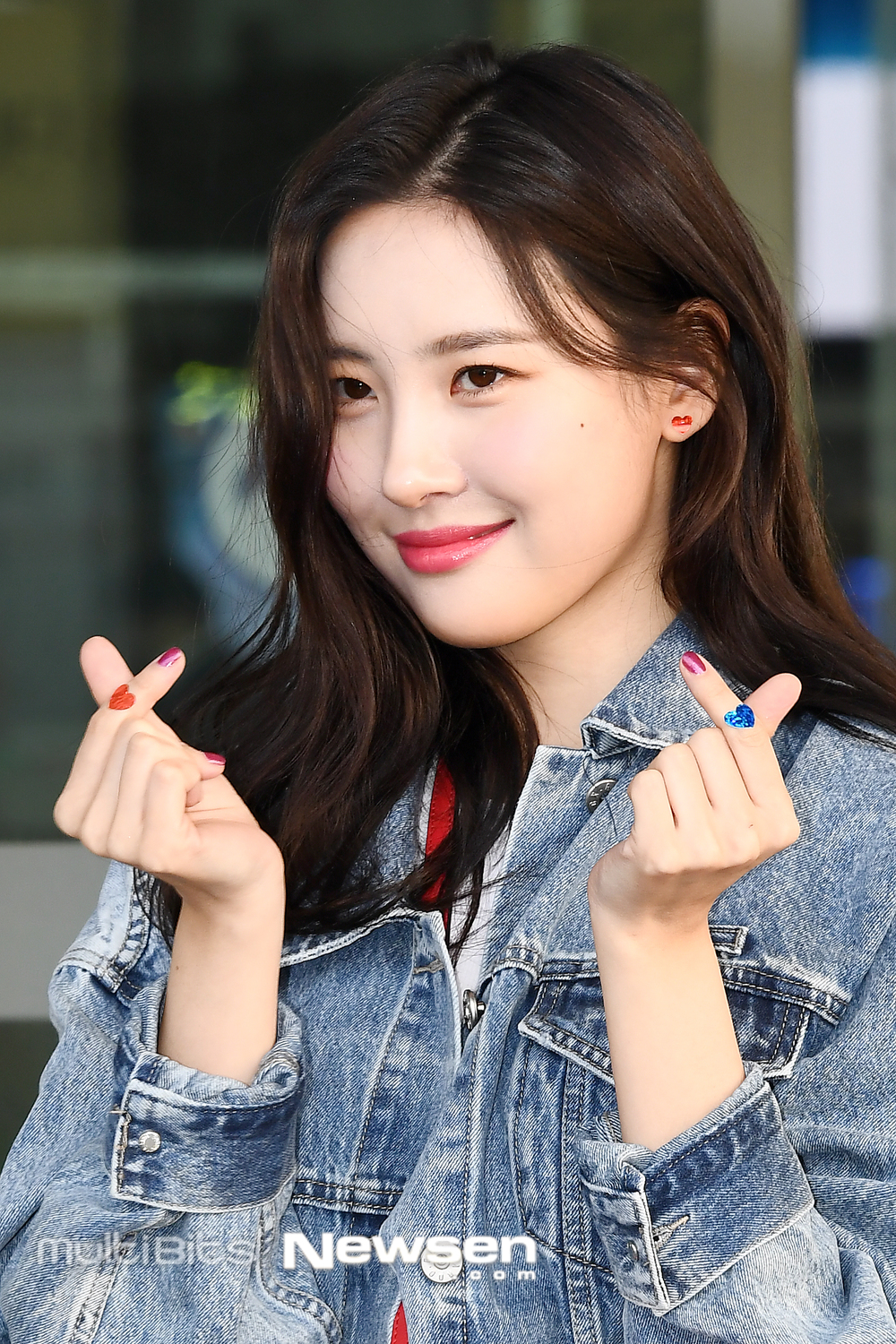 Singer Sunmi left for United States of America San Francisco on March 4 at the Incheon International Airport in Unseo-dong, Jung-gu, Incheon, on the afternoon of March 4 to attend the 2019 Sunmi THE 1ST WORLD TOUR [WARNING] tour schedule.Singer Sunmi is leaving for United States of America San Francisco with an airport fashion show.exponential earthquake