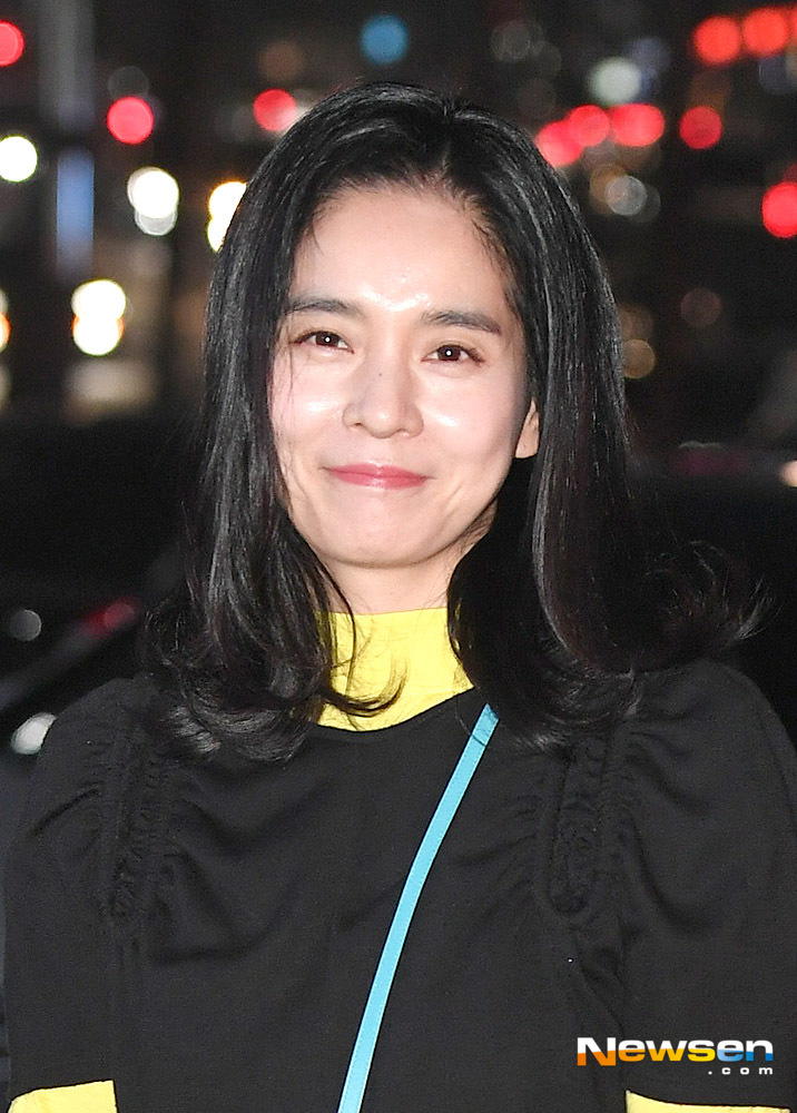 Actor Jung Hye-young attends the TVN monthly drama The Man Who Became King Jongbang Yeon held at a restaurant in Nonhyeon-dong, Gangnam-gu, Seoul on the afternoon of March 4 and has photo time.useful stock