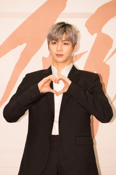 There is no beautiful farewell - just before the previous pitch.A series of reports on Kang Daniel and his agency, LM Entertainment (hereinafter referred to as LM), are being developed into a form in which each others people are gradually revealed.LM used the excuse of Misunderstood, while Kang Daniel retorted Innocence.The conclusion is that the separation between the two seems to be a fact now. Unlike devotion, separation ends with It if one side says no.The decisive reason is his article in the official fan cafe on the night of the 3rd, when Kang Daniel reported that he sent a proof of content to his agency.Kang Daniel made it clear in this article that I am in conflict with LM Entertainment, like the article that suddenly came out today.After the related article was published earlier, the official position of the LM side was Misunderstood between the company and the artist, and it is not a proof of the termination of the exclusive contract.I will do my best to communicate actively and make a good agreement. Kang Daniels article posted on the night began by denying LMs claim that it is not a proof of the termination of the exclusive contract.Kang Daniel said, Were in a dispute with LM. This is the moment when LMs claim of Misunderstock becomes overshadowed.Kang Daniel said in a fan cafe article that his agency prevented him from communicating with his fans, and he would refuse It himself and create a communication channel to convey his thoughts.I asked my agency to transfer my social networking service account, but my agency refused, he said, explaining the reason for his actions.I have been encouraged to open a new personal Instagram account at 12:00 p.m. tomorrow (4th), Kang Daniel said of the time he announced the declaration of war.Hes been pulling the word Innocence (?) to Kang Daniels behavior, but this is also a calculated process.Kang Daniel, who said, The agency refused to transfer the SNS account, and the article that it was in dispute today was published, confessed the source of the article himself.It is doubtful that it is not difficult to make an SNS account, but it has not been able to put the time of firing in the account registration, or not specifying the statement level to present something.Kang Daniel emphasized, It is really my behavior that I decided for me and my fans.But there are things in the world that are more expensive when Innocence is more expensive.I miss you so much and I want to get back on stage, Kang Daniel said, adding, I want to see you so much and I want to get back on stage.In short, he would move his agency, whether it was an old house or a new one.The current agency should also know that it can not prevent the current Kang Daniel position as a past contract.The lottery fortune of 8145,000ths does not guarantee happiness. The news of the divorce of the lottery couple is not new.Kang Daniel or LM had caught the luck of the four-leaf clucker, who once again trampled on the happiness of the countless three-leaf clucker to catch the luck of the four-leaf clucker.The members of Wanna One returned to their agency or started a new activity: they were lucky to be from Wanna One and the fans were happy.Wanna One members and his agency are expecting another good fortune and are ignoring the happiness of fans.This is a terrible mistake to cover with Misunderstood or to pack with Innocence.Wanna Ones center and his agency, who have been in the top position with Nayana, have done what they should never do.Hi, this is Kang Daniel.First, I thank the fans who trusted me for a month or so and I am sorry to have told you through a bad article.As the article that suddenly went out today (the 3rd), I am in conflict with LM Entertainment.I have not been able to show my activities as an SNS, so I have asked my agency to transfer my SNS account in order to convey a little news to many fans.I have been waiting for my agency to voluntarily transfer it to show my fans a better picture, but my agency refused to transfer the SNS account and the article that it is in dispute today came out.I was also very embarrassed when many malicious speculative articles, which were not true during the time of encountering and worrying about articles, began to be reported, but I was encouraged to open my new personal Instagram account at 12:00 tomorrow because there were so many worries and waits for fans who would hurt their minds with untrue stories.I thought a lot about making these decisions, and I really decided for me and my fans.I miss you so much and I want to get back on stage.I was able to endure this difficult time, the words you gave me and the memories of the past.I will do my best to stand in good shape to you.Please trust me and wait a little.You will know the truth.Thank you.