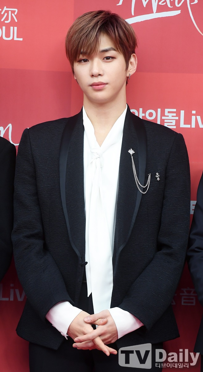 Kang Daniel, a former Wanna One group member, was reported to be in a dispute with his agency LM Entertainment, and Kang Daniel opened his mouth.According to one media source on March 3, Kang Daniel recently sent a proof of content to LM Entertainment to terminate the contract and is looking for a new partner.On the same evening, LM Entertainment said, It is not a proof of the termination of the exclusive contract due to misunderstanding between the company and The Artist.We will do our best to communicate actively and make a good agreement, he said.However, Kang Daniel also acknowledged the dispute with his agency LM Entertainment on the same night, and the confusion was aggravated.He posted a long article through his fan cafe and said, I asked my agency to transfer my SNS account in order to give me small news.I have been waiting for my agency to voluntarily transfer it, but my agency refused to transfer the SNS account, and there is an article that says that it is in dispute today, he explained.I was also very embarrassed when many malicious speculative articles, which were not true during the time of the article, began to be reported, he said. I was encouraged to open a new personal SNS account at 12:00 pm tomorrow (4th).Kang Daniel said, I really want to see my actions for me and my fans. I want to see it so much and I want to stand again soon.I have been able to endure this difficult time, the words you have told me and the memories of the past. I will do my best to stand in good shape to you. He added, Please believe me and wait a little, adding, The truth will be known.Kang Daniel, who made his debut through project group Wanna One in 2017, finished his team activities after his last concert in January.After returning to MMO Entertainment, he has been working as a member of LM Entertainment with member Yoon Ji-sung on the 1st of last month.As a result, there is a concern that Kang Daniels solo activities will be disrupted, and it is noteworthy whether he will be able to negotiate well with LM Entertainment.