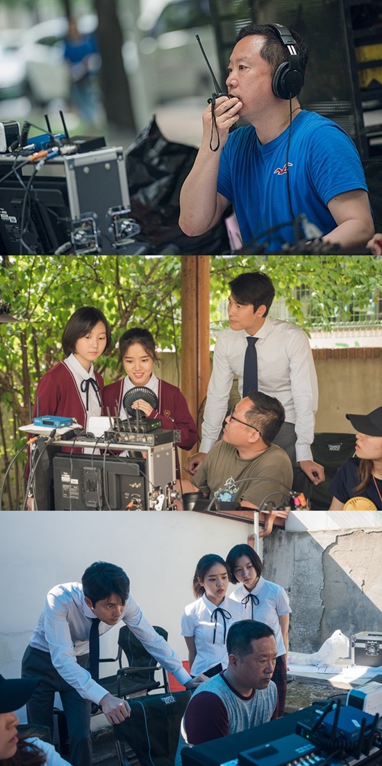 The warmth that Lee wanted to convey was delivered to the audience.The movie Innocent Witness, which was released on February 13, has been steadily gaining popularity by collecting 2.28 million viewers by the 3rd.The sound of a good story succeeded in moving the hearts of the audience.Innocent Witness is a film about a lawyer Sun Ho (Jung Woo-sung), who has to prove the innocence of a possible murder suspect, as he meets Ji-woo (Kim Hyang Gi), the only witness to the scene of the incident.The words representing Lee Hans works from his debut film Love Novel (2002) to Youth Cartoon (2006), My Love (2007), Wan Deuk-i (2011), Elegant Lie (2014), and his previous film My Brother Thought (2016) are Warmness.The force also continues in Innocent Witness.Lee Han met Innocent Witness when he was the judge of the 5th Lotte Mart scenario contest.This scenario of Moon Ji-won won the grand prize and came to him like destiny like Lee Hans expression.I cant predict fate. Wouldnt it be hard to produce if I didnt do the judging? I think I met because I was a judge.(Laughs)The most important part of the scenario adaptation was that I should make good use of the theme consciousness of the original scenario.Lee said, I thought that if I was a king, I would have to play a role in expanding the scope so that the story could be communicated to many people with more diverse tastes.I focused on that part and adapted it. In the movie, Jung Woo-sung and Kim Hyang Gi meet to create real communication and trust.Here, humorous scenes that add laughter in the right place are combined to enhance immersion.I thought it was a good and calm movie, and I wanted you to feel the part of Absolutely fun? With a movie that was surprisingly tense and humorous.But because our movie is not a comedy, I kept worrying about how to find a little bit of a gap in choosing humor. In the scene where the tension should be given, such as the courtroom, I focused on the fact that I should make it look like a real event to the audience. In the part where humor is added, I took a picture of myself laughing and taking an analysis.Once I laugh, others are fun.When I made a character in a movie based on everyday life, I realized that I could try this way to cause an undue smile. It was my first work with Jung Woo-sung, and I had a elegant lie with Kim Hyang Gi, a series of times I trusted and entrusted actors as always in the field.Lee said, Before shooting, I can talk about characters like this, but I do not direct in the field from the past.I think some of my words can be shackled to actors.I think its all in the scenario, and I do it because the actors express it well. The role of the actor is really important in the drama genre, and the actors, as well as Jung Woo-sung and Kim Hyang Gi, have done really well.In addition to the actors balls, I do not think there is anything I can be proud of myself, director Lee Han said, I cast these actors.In the way Sunho and Ji-woo communicate with each other, the audience opens up and falls into the movie.Lee said, When I am most relieved as a director, there are parts that explain or proceed with the case in the first part.At that time, I wonder if the audiences mind will get out of the work, but the audiences smile is a measure that the movie has not yet escaped.Its also a sign that youre watching the character. You can relax when you do that. Many people who have seen Innocent Witness recall the ambassador in the movie Are you a good person and once again recount the meaning of the work.Oh, I did a good job, I wrote the ambassador, said Lee Han, who laughed. If you worry about the question and reflect on it, I think he is already a good person.Whos in the movie, but who doesnt make mistakes and never does anything against conscience, and God doesnt think he can.But I think that I am qualified to be a good person just by reflecting on this sometimes and thinking, Is it a good person or a good person? The warm story of Lee Han will continue to be conveyed in the color of Lee Han. Lee Han said, I think I am blessed to be born in Korea.There are a lot of people who like movies of this genre, so I think I can do this with luck so far.I wanted to convey the warmth well. Photo = Lotte Mart Entertainment