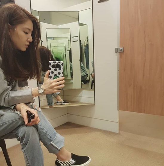 Actor Seo Ji-hye has shown a pure atmosphere.Seo Ji-hye posted a picture on his instagram on the 4th.In the photo, Seo Ji-hye sits in a chair and puts her reflection in the mirror on the camera. Seo Ji-hye reveals her modest but innocent side, capturing her eyes.Meanwhile, Seo Ji-hye appeared on SBS Thoracic Surgery: Doctors Who Stealed the Heart broadcast last year.Photo: Seo Ji-hye SNS