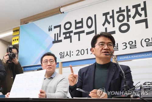 개학연기 방침 고수하기로 한 한유총 (서울=연합뉴스) 이지은 기자 = 이덕선 한국유치원단체총연합회(한유총) 이사장(오른쪽)이 지난 3일 오전 서울 용산구 한유총 사무실에서 기자회견을 열고 유치원 개학연기와 관련 정부의 대응에 대한 입장을 발표한 뒤 취재진의 질문에 답하고 있다. 한유총은 이날 개학연기 방침을 고수하겠다고 밝혔다.  jieunlee@yna.co.kr