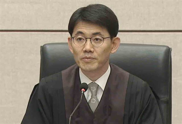 2018년 박 전 대통령의 1심 선고공판 당시 성창호 판사 모습. 연합뉴스 자료사진