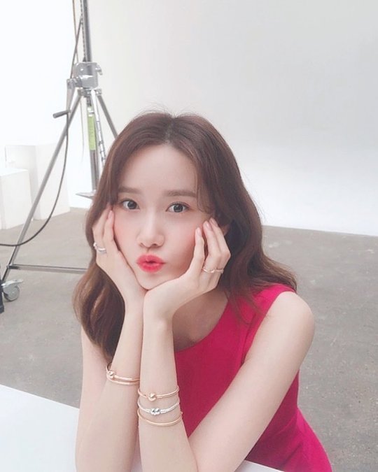 Im Yoon-ah showed off her fresh beautyGirls Generation Im Yoon-ah posted a hashtag and photo of Yungstagram, Clear Air on her instagram on March 5.In the photo, Im Yoon-ah is wearing a calyx, her lips sticking out and making a cute look. Red sleeveless dress and red lips steal her eyes.emigration site