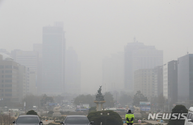 【서울=뉴시스】이종철 기자  = 서울시는 5일 오전 1시를 기해 초미세먼지(PM-2.5) 경보를 발령한 가운데 서울 여의도 국회에서 바라본 여의도 일대가 뿌옇게 보이고 있다. 2019.03.05.jc4321@newsis.com