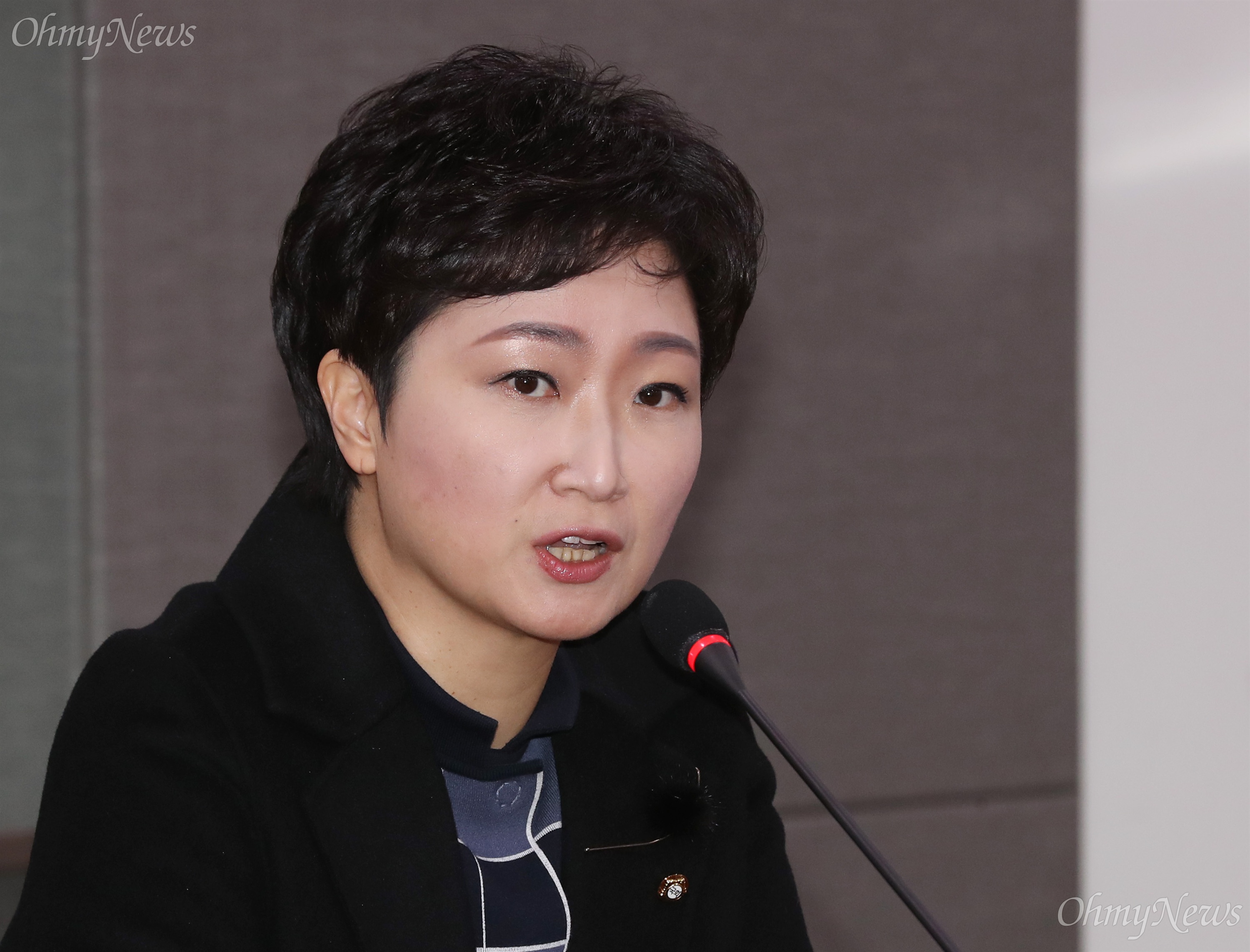 Jung Woo-sung, youre in your house, were against it.It is one of more than 4,000 portal comments posted by Rep. Lee Un-ju, a so-called best comment that received as many as 10,000 recommendations.In the end, someone is sympathetic to their strategies, such as Lee, who separates his people from others and raises discrimination through exclusion and disgust.In the same vein, Lee summoned another hitter to try to scratch what he called a scratch.Moreover, Korea is already receiving enough refugees, including millions of elderly people, hundreds of thousands of North Korean refugees (defectors), Korean and their surroundings who have acquired nationality.In addition to this, it is also a matter for the sovereign people to decide whether we should receive refugees with so different cultures. Lee Un-ju, an active member who identifies refugee issues with foreign workers, defectors and Chinese compatriots, is not the first time Jeju Island Yemen.Again, last time, his argument was the sameSo we have to respect their human rights for these sex minorities, homosexuals.I agree with that, but it is a little too much to say that it should not oppose this part of the evaluation of homosexuality.So I think that banning this is also suppressing the human rights of the opponent. Lee Un-ju, who appeared on KBS1s The Late Night Discussion of Eom Kyung-chul and The Anti-Discrimination Act against Sexual Minority broadcast in October last year, made a strange logic of the human rights of (minority) opponents.This logic led to the logic that the anti-discrimination law is the anti-discrimination law and human rights are respectable, but we should not suppress the opposition.It sounds like a claim that women should not be suppressed by a series of misogyny (the violence that is revealed through women discrimination).The logic is that human rights should be respected, but should not be suppressed or discriminated against people with disabilities, or that human rights should be respected but not suppressed by Shiv Sena.According to The Report, reported in mid-month, many of the Uzbekistans of the Al Qaeda-based armed group in Syria asked to be deported to Korea via Turkey because of the stay of 20,000 to 20,000 Uzbekistan workers in Korea.The Security Council The Report also added that some of the Uzbekistan workers in Korea have been extreme, and there have been reports of member states funding the extremists entering Syria.In this regard, the Ministry of Justice said on February 14, We obtained the report of the UN Security Council and immediately strengthened the entry examination of Uzbekistan people entering the country from Turkey, and thoroughly grasped the specific trends that occur at home and abroad. I gave a warning to strengthen the examination.He also said, We will strengthen cooperation with international organizations and foreign governments and will do our utmost to prevent terrorism.Since then, no news has been heard about the Korean people involved in the al Qaeda armed organization or Uzbekistan in Korea.Lees media play seems to be free from criticism that it encourages and uses the fear of terrorism for opposition to refugees and hate politics.Lee was also the representative of the revision bill of the Refugee Act, which included the reduction of the treatment of refugee recognition, the elimination of the applicants living expenses, and the elimination of education guarantees in July last year.This time, Lee fell over the actor Jung Woo-sung, a goodwill ambassador for the United Nations Refugee Organization.Two news items that Rep. Lee Un-ju should be paying attention to:But there is a separate news that he should walk and fall.JTBC <The Newsroom> reported on the 4th that foreign Illegal workers occupied domestic apartments and most of the construction sites, and that children who died of illness at refugee camps in Syria and Iraq border area, which were the last camps of IS, are continuing.Young children dying without even getting refugee status, Rep. Lee Un-ju may dismiss it as just an abstract problem, as he wrote on Facebook.Such a sea (relevant article: even the elimination of living costs) recommends that you listen to the voice of the Refugee Human Rights Center, which appeals to Lee, We cannot take away the future of (refugee) children with the fictional slogan that the interests of our own people are first.What is the reality that our construction companies are gu Longing Illegal workers instead of their own workers through brokers to maintain cheap labor?Its not because there are a lot of Illegal workers.Construction companies are taking responsibility for brokers to take advantage of the cheap labor force, and they are tolerated by Illegal while ignoring their own workers.In an interview with The Newsroom, Yook Gil-soo, the secretary general of the Korean Confederation Industrial Union, said:It is natural for companies to improve their environment and raise wages in order to attract domestic workers, and because they give up and draw foreign workers who are low-wage workers, they keep (foreigner Illegal employment through brokers) intact.Is it appropriate to encourage fear by putting the number of foreign workers and related issues behind him and threatening terrorism for his political assets and the logic of the right camp?If you are an active member of the National Assemblys Industrial and Trade Resource Small and Medium Venture Business Committee, it is not a priority to try to improve the Illegal Gu Long reality of the nearby construction site rather than promoting the risk of terrorism related to the refugee issue.Unfortunately, not everyone is given such an opportunity - in that respect, I think Im lucky and Im doing my job of making the Korean public aware of the refugees with a greater sense of duty.It is part of a presentation Jung Woo-sung read at the Refugee by Us talk concert (Relevant article: A sudden confession by Jung Woo-sung, who was talking about refugee hatred, Im a lucky man).The first sentence is enough to create an illusion that Jung Woo-sung seems to ask Lee Un-ju, who is entertainer toward him.If we meet a lot of children who are still losing their lives in the refugee camps in Syria and Iraq borders, can Lee still overstate the political slogan warmness and humanitarianism need to be distinguished or the interests of his people first?If not, why not visit Jeju Island, which seems to have never had an official schedule since the refugee crisis of Jeju Island Yemen, and witness the harsh environment of refugees personally.In December last year, the United Nations Shiv Sena Elimination Committee urged the Korean government to enact a comprehensive Shiv Sena Prohibition Act through the National Review, expressing concern about the low refugee recognition rate and the hateful atmosphere of refugees in Korea.Lee Un-ju, a member of the United Nations Security Council, will not need to look at the United Nations terrorism report as well as these refugees and Shiv Sena related The Report.In fact, you dont have to go far.Choi Young-ae, chairman of the Human Rights Commission, who pointed out that the government should reorganize the refugee policy to meet international human rights standards, said on the results of the refugee screening of Jeju Island Yemen.In order not to stick to the logic that human rights are respected, but we should not suppress opposing.The Korean community has become very sensitive to discrimination, and its expectations have increased, and the demands have become very delicate and high, so we live up to this.And this is discrimination, hate. And this is group. Rejected group, group, group, group.How in this relationship really does this really matter in a very different direction and what is the value we have to take together. This is very difficult. The right to oppose sex minorities and refugees? Discrimination and hate talk he should hear