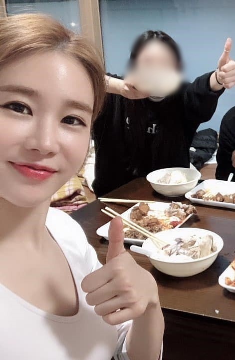 Yoo In-na, an official of the agency, released a photo on the 5th, saying, I want to eat delicious rice that I have sent you now.He added the hashtag #Yoo In-na #Yoo In-na #IU.In the photo released, Yoo In-na is seen eating rice that was presented to IU with staff; he is eye-catching as he poses for Umji.On the other hand, Yoo In-na is currently playing the role of Oh Jin-shim in the TVN drama I am in touch with the truth.