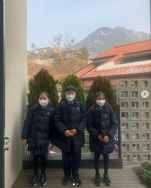 Entertainment stars such as singers Im Yoon-ah, Sunmi, former tennis player Jeon Mi-ra and gagwoman Shin Bong-sun also complained of the worst fine dust.Im Yoon-ah mentioned fine dust on his 5th day by attaching an emoticon praying to the hashtag clean air through his instagram.In the photo that was released together, Im Yoon-ah, which seemed to be taken during the advertisement, was included.Singer Yoon Jong-shins wife, Jeon Mi-ra, also wrote in her instagram that the white dust that looks over the mountain ... When the fine dust is familiar to Korea ... It is too depressing to be a reality that people can not breathe properly and can not help but accept. I spoke my heart.There was also a star who delightfully expressed the sky covered with fine dust.Sunmi wrote on his Twitter on the 4th that fine dust is almost noir water today.The title of Sunmis new song, Noir, is a French word for black, and is also used to refer to crime movies.On the other hand, fine dust reduction measures were taken to Seoul and the metropolitan area as well as Jeju Island as fine dust covering the whole country.The emergency reduction measures for fine dust were implemented for the fifth consecutive day for the first time ever, recording 3 p.m. collimation Seoul (188 μg/m3), Incheon (173 μg/m3) and Gyeonggi (201 μg/m3).In the appeal of the stars, the netizens responded in various ways such as I am so sad about this reality, I am very sorry for the children, Why should our country be so damaged, Alarm to Jeju Island ..PhotoIm Yoon-ah, Sunmi,Jeon Mi-ra, Shin Bong-sun SNS