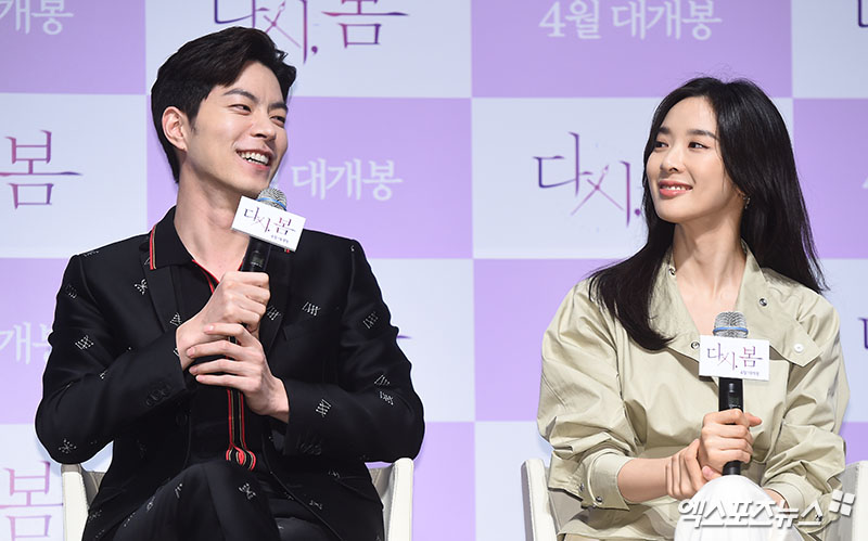Actors Hong Jong-Hyun and Lee Chung-ah are smiling at the movie Renewal, Spring production meeting held at CGV Apgujeong branch in Sinsa-dong, Seoul on the 5th.