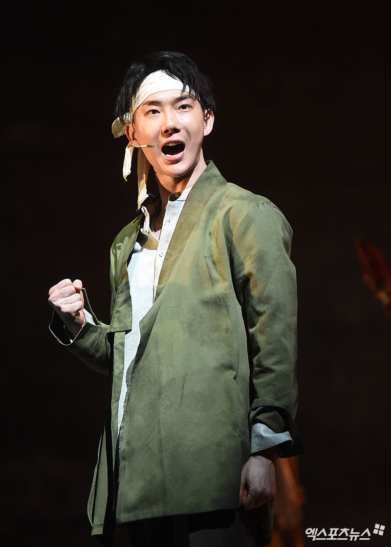 Jo Kwon, who attended the musical New School of the New School demonstration held at BBCH Hall in Gwanglim Art Center, Sinsa-dong, Seoul on the afternoon of the 5th, is showing the stage.