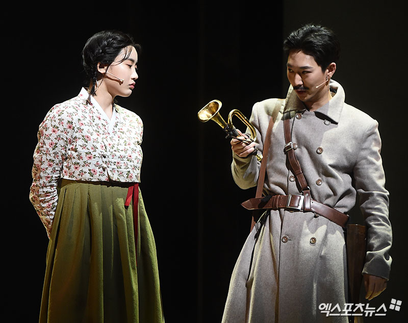 Hong Seo Young and Choi Jun-young, who attended the musical New School of the New School press call held at BBCH Hall in Gwanglim Art Center, Sinsa-dong, Seoul on the afternoon of the 5th, are showing the stage.
