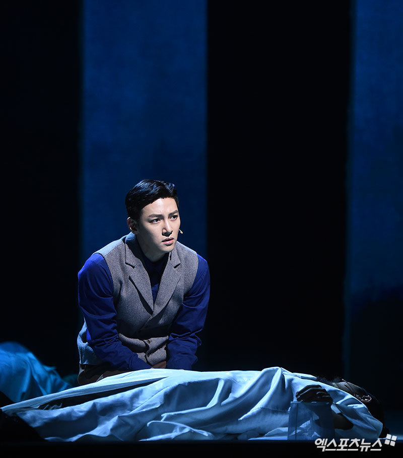 Ji Chang-wook, who attended the musical New School of the New Year press call held at BBCH Hall in Gwanglim Art Center, Sinsa-dong, Seoul on the afternoon of the 5th, is showing the stage.