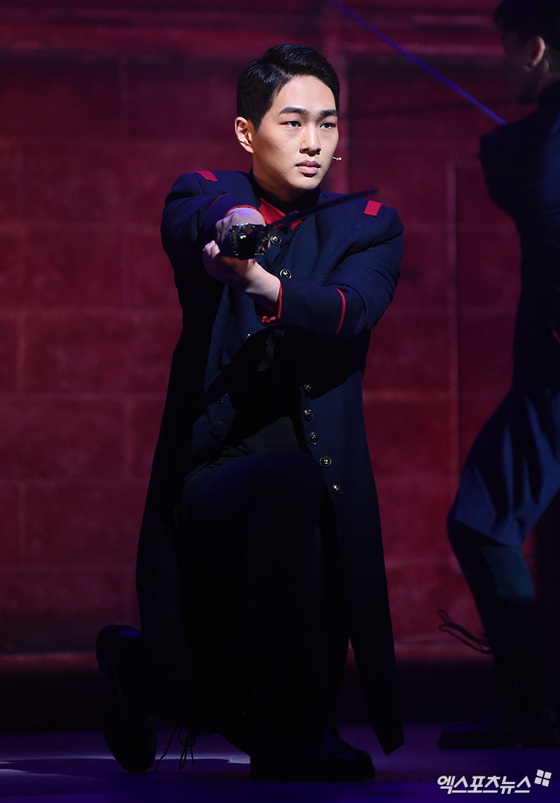 On the afternoon of the 5th, One Yoo (Lee Jin-ki) who attended the musical New School of the New Year press call held at BBCH Hall in Gwanglim Art Center, Sinsa-dong, Seoul, is showing the stage.