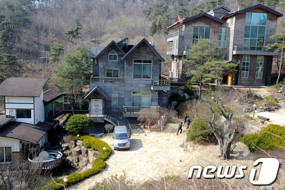 사회지도층 인사들에게 성접대를 했다는 의혹이 제기된 건설업자 윤모씨의 강원 원주시 소재  별장. 2013.3.31/뉴스1