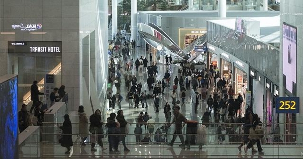 지난달 1일 인천국제공항 제2터미널에서 관광객이 면세점을 둘러보고 있다. 최근 베트남 통화인 ‘동’에 대한 국내 환전 수요가 급격히 늘면서 일부 은행에서 환전 가능 물량이 바닥나는 사태가 발생하고 있다./김지호 기자