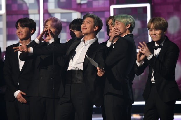 Group BTS has been named for 27 weeks on the United States of America Billboard main album chart.According to the latest chart released by Billboard on the 5th (local time), BTS repackaged album LOVE YOURSELF Answer ranked 97th on the Billboard 200.As a result, BTS started to be the first in the first week of entry last September with this album, and it has been steadily popular on the chart for 27 consecutive weeks without any major change in ranking.In addition, LOVE YOURSELF Answer ranked # 1 in World Album, # 9 in Independent Album, # 66 in Top Album Sales and # 90 in Billboard Canadian Album.LOVE YOURSELF Tear and LOVE YOURSELF Her also ranked 2nd and 3rd in World Album, 13th and 15th in Independant Album, 93rd and 98th in Top Album Sales.BTS has been ranked # 1 for 86 consecutive weeks in Social 50, continuing its longest record, and it has set the record for the 116th time in its career.