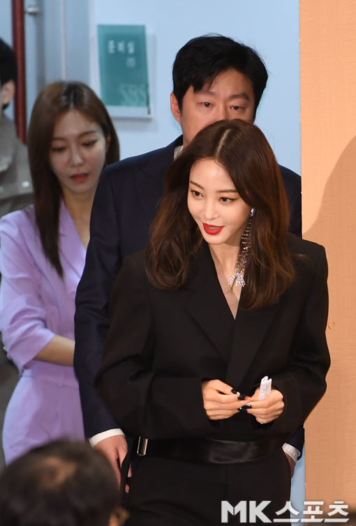 On the afternoon of the 6th, a production presentation of Big Issue was held at SBS in Mok-dong.On the day of the production presentation, Joo Jin-mo, Han Ye-seul, Kim Hee-won and Shin So-yul attended.Han Ye-seul is entering the production presentation hall and greetings.