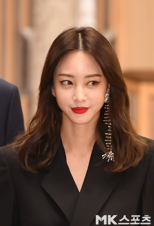 On the afternoon of the 6th, a production presentation of Big Issue was held at SBS in Mok-dong.On the day of the production presentation, Joo Jin-mo, Han Ye-seul, Kim Hee-won and Shin So-yul attended.Han Ye-seul is entering the production presentation hall.