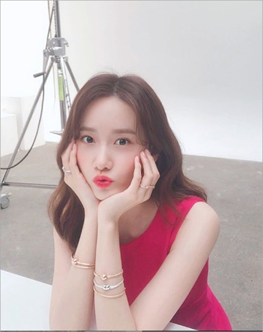 Actress Im Yoon-ah from Girls Generation of Girls Group showed off her clean beauty.Im Yoon-ah posted a picture on his instagram on the 5th with an article entitled # Jungstagram # Clear Air.In the open photo, Im Yoon-ah poses with her lips on the calyx pose in a fashion that fits the dress and lip in red.Meanwhile, Im Yoon-ah finished filming the film Exit.