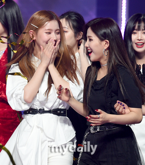 Girls) Mi-yeon and So-yeon are delighted after winning first place in MBC Music Show Champion held at MBC Dream Center in Janghang-dong, Ilsan-dong, Goyang-si, Gyeonggi-do on the afternoon of the 6th.