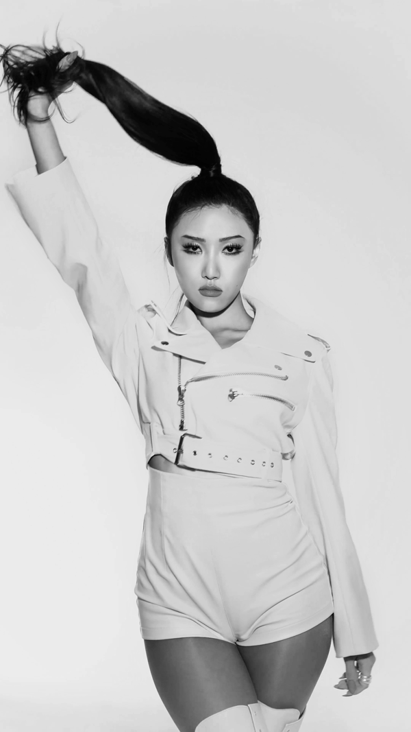 Group MAMAMOO Hwasa has released a new album White Wind personal concept photo.MAMAMOO released its ninth mini album White Wind Hwasas moving teaser and personal concept photo through the official SNS at noon today (6th).Hwasa in the moving teaser stares at the camera with a expressionless expression, attracting attention with a chic atmosphere.In another teaser image, Hwasa is showing a dreamy atmosphere as if it were languid.In the glowing neon signlight, Hwasa proved her intense charisma by sporting a unique visual.As a result, MAMAMOO has released all of the personal concept photos of Sola, Wine and Hwasa, starting with the opening ceremony.All of the MAMAMOO members in the moving teaser show ponytail hair, raising questions about the new album concept.MAMAMOOs ninth mini album White Wind is the fourth album of Four Seasons Four Color Project and is the album that finishes the one-year project.It is an album based on the concept of member Whine and his symbolic color White, and it contains the history from the first meeting of MAMAMOO which started with a white drawing paper.MAMAMOO will release its ninth mini album White Wind at 6 pm on the 14th and start full-scale activities.