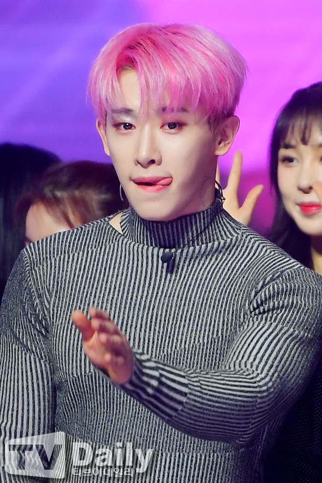 <p></p><p>The day of the show champion stage on the right Monsta X Wonho with fans to greet.</p><p>MBC Music and MBC, we support simultaneous live broadcast of Show Championon-Monsta X Nebula N. Flying (female)children in SF9 dream Dreamcatcher of the month a girl comes & off, impact seven languages clock tray giant pink fall train S. I. S banner wannabe play now ... </p><p></p>