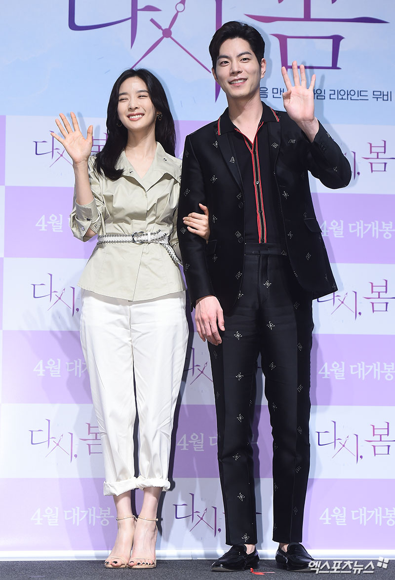 Actor Lee Chung-ah and Hong Jong-Hyun pose at the movie Renewal, Spring production meeting held at CGV Apgujeong branch in Sinsa-dong, Seoul on the 5th.