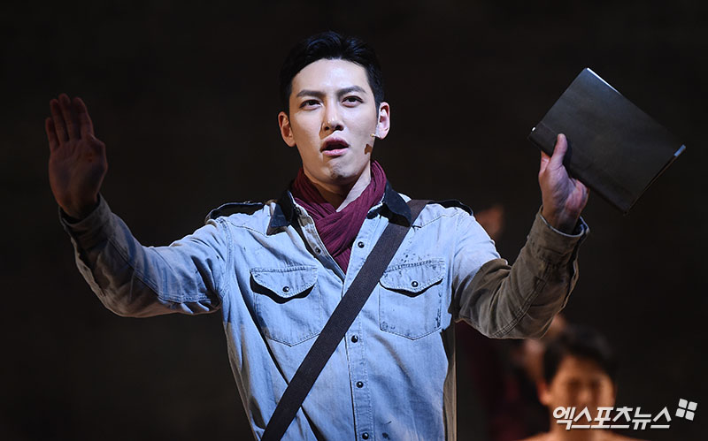 Ji Chang-wook, who attended the musical New School of the New Year press call held at BBCH Hall in Gwanglim Art Center, Sinsa-dong, Seoul on the afternoon of the 5th, is showing the stage.Still handsome.You were surprised to be so handsome.I have a sculpture.Visual shining on stage.A soldier.Snow Charisma.